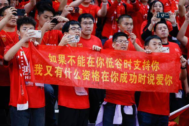 切尔西飞翼以6000万欧元加盟西甲豪门，尽管心系巴萨却投向死敌